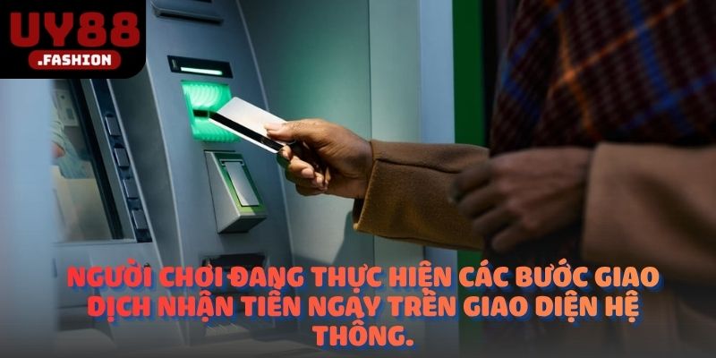 Người chơi đang thực hiện các bước giao dịch nhận tiền ngay trên giao diện hệ thống.