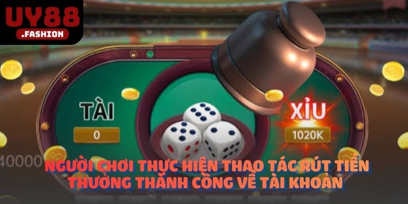 Người chơi thực hiện thao tác rút tiền thưởng thành công về tài khoản
