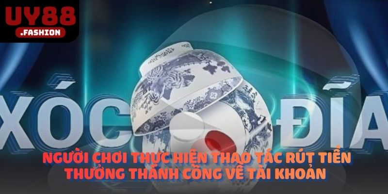 Người chơi thực hiện thao tác rút tiền thưởng thành công về tài khoản